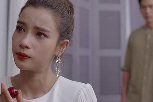 Nửa đêm chồng tôi về nhà và để lại chiếc nhẫn kim cương lấp lánh trên bàn, nhìn thấy món quà đắt giá ấy, tôi nghẹn lòng ném vào sọt rác