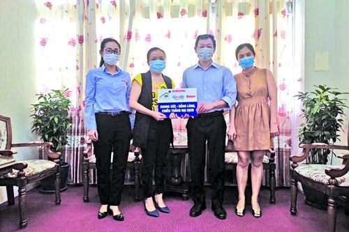 Báo Sức Khỏe & Đời Sống tặng quà cho các bệnh viện