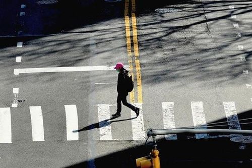 Tiếp tục hay nới lỏng giãn cách xã hội thời COVID-19: Các nước 'đau đầu' tính kế