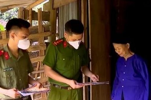 Công an xã vùng cao bám bản ngăn đại dịch