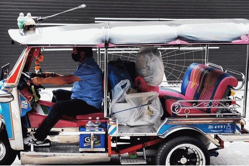 Tài xế Tuk Tuk tại Thái Lan 'chuyển nghề' giao hàng tận nơi do không có khách