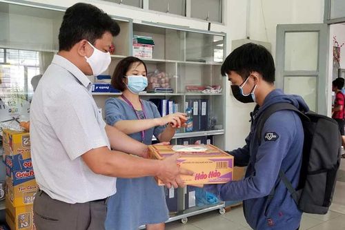 Sinh viên KTX Đại học Sư phạm Kỹ thuật TP.HCM được nhận quà 'giải cứu' COVID-19