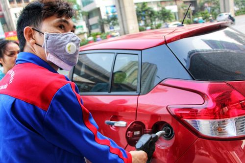 Giá xăng có giảm xuống dưới 10.000 đồng/lít?