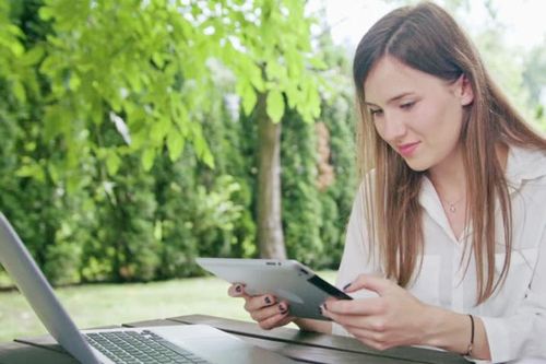 Độc giả trẻ và xu hướng tất yếu - sách online