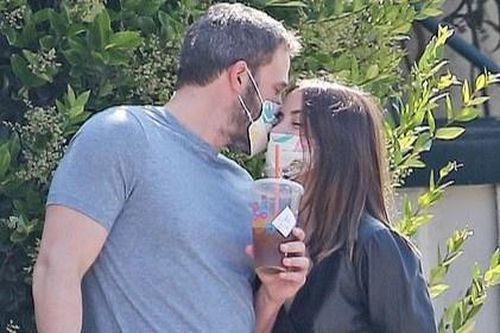 Ben Affleck hôn bạn gái kém 16 tuổi qua khẩu trang