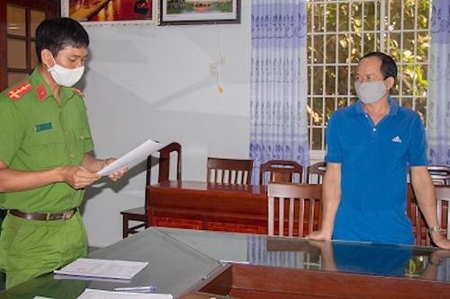 Khởi tố hai người hút trộm cát trên sông