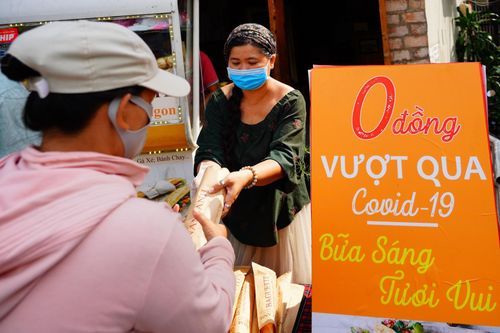 Hàng ăn ở TP.HCM thành bếp dã chiến phục vụ người nghèo