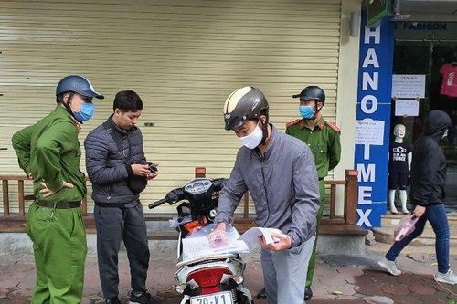 Thêm 44 trường hợp không đeo khẩu trang bị xử lý tại quận Cầu Giấy