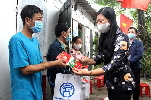 MTTQ TP Hà Nội động viên, tặng quà bệnh nhân và công nhân bị ảnh hưởng bởi dịch Covid-19