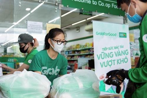 Grab trao tặng gần 80 tấn gạo và 8.000 thùng mì gói, hỗ trợ đối tác tài xế vượt qua khó khăn trong dịch COVID-19