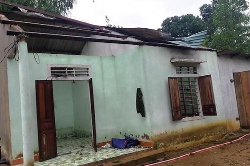 Mưa dông kèm lốc xoáy, 17 nhà tại Thừa Thiên Huế bị hư hỏng