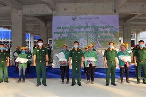 Bệnh viện Quân y 175 (Bộ Quốc phòng) trao quà tặng người lao động