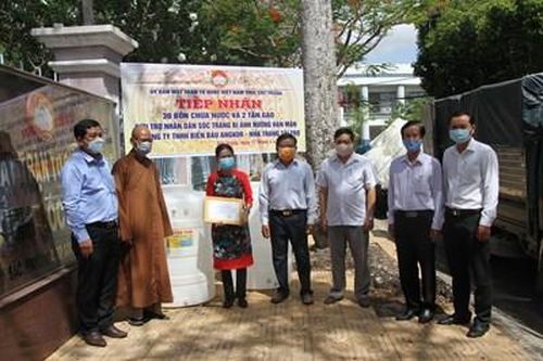 Tặng nhân dân vùng hạn mặn bồn chứa nước