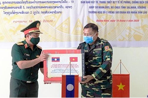 Quân khu 5 tặng thiết bị y tế cho Lào, Campuchia
