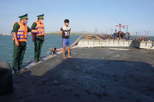 Bắt giữ 5 phương tiện vận chuyển cát lậu