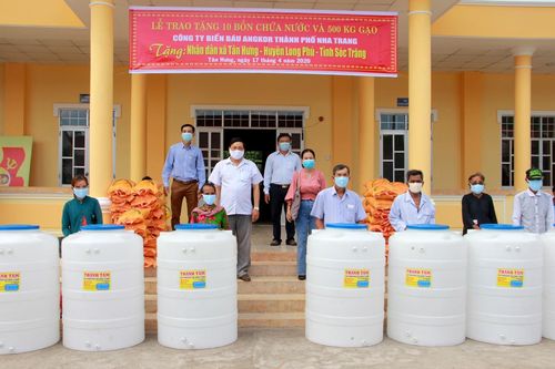 Sóc Trăng hỗ trợ gạo và bồn chứa nước cho người nghèo