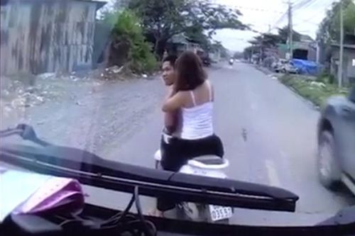 Người đàn ông xăm trổ chở vợ chặn đầu thách thức tài xế
