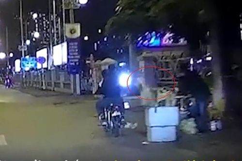 Hai thanh niên cướp bánh mỳ trên đường khiến dân mạng dậy sóng