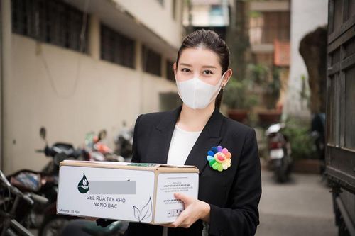 Ngày cách ly thứ 17: Á hậu Huyền My tặng 2.000 chai nước rửa tay chống dịch COVID-19