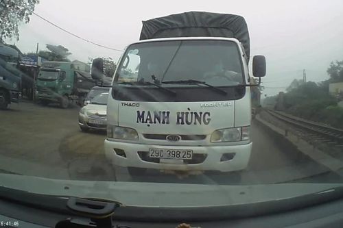 Ngang ngược dừng xe trái làn đường còn thi gan với xe khác
