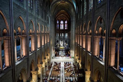 Góp gần nửa triệu euro khôi phục kính sau hỏa hoạn tại nhà thờ Đức Bà Paris