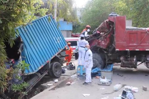 Khoảnh khắc 2 xe tải đấu đầu rồi húc sập nhà dân