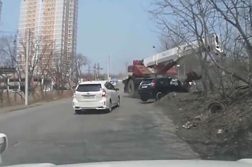 Xe cẩu mất phanh kéo lê xế hộp lên sườn dốc, dính chặt vào hàng cây