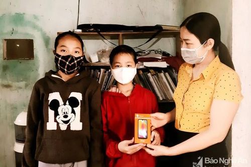 Giáo viên Nghệ An vận động quyên góp máy tính, điện thoại hỗ trợ học sinh học trực tuyến