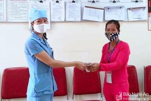 Nhân viên giặt đồ trả lại 9 triệu đồng cho bệnh nhân để quên