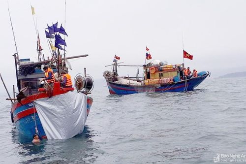 Bộ đội biên phòng Nghệ An cứu 2 tàu cá gặp nạn trên biển