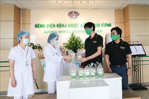 Hơn 10.000 ly nước yêu thương tiếp sức cho tuyến đầu chống dịch