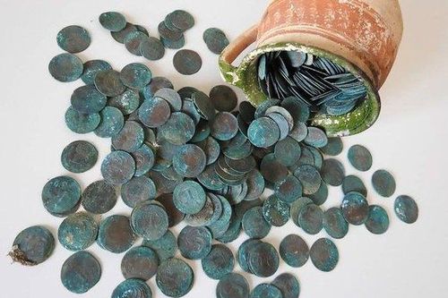 Chiếc bình cổ dưới nền nhà hé lộ bí ẩn 300 năm của vị mục sư