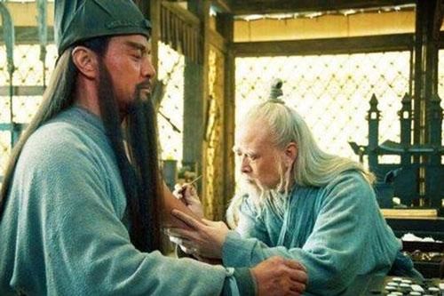Quan Vũ trúng tên độc, Hoa Đà qua đời từ 11 năm trước, vậy thần y nào nạo xương trị độc cứu mạng?