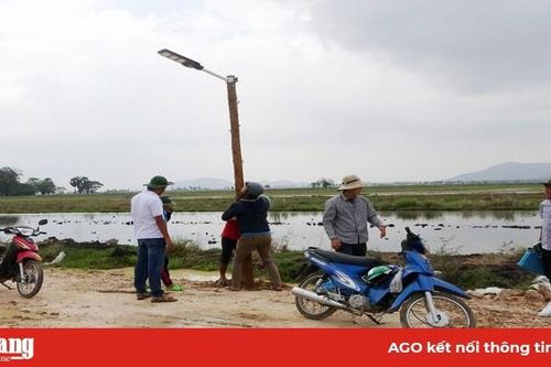 Lắp thêm 12 trụ đèn năng lượng mặt trời cho các chốt biên giới ở Tri Tôn