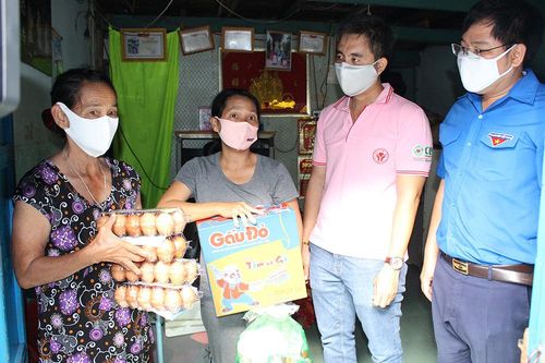 250 phần quà 'chia sẻ yêu thương' với các hộ khó khăn vì dịch Covid-19