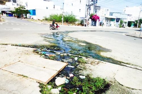 Nước chảy tràn ra đường
