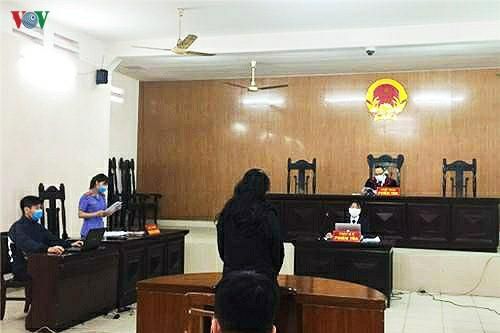 Lĩnh án vì tát cảnh sát ở chốt kiểm dịch Covid-19