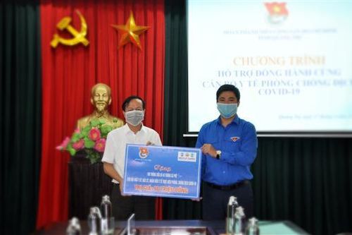 Trao nhu yếu phẩm trị giá 113 triệu đồng cho những người trực tiếp phòng, chống COVID-19