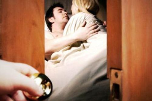 Đàn bà đánh đổi cả chồng con để chạy theo nhân tình nhưng đàn ông lại coi chuyện bồ bịch là chuyện vặt