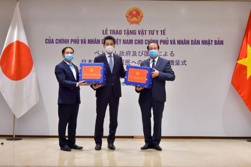 Việt Nam trao tặng vật tư y tế hỗ trợ Nhật, Mỹ