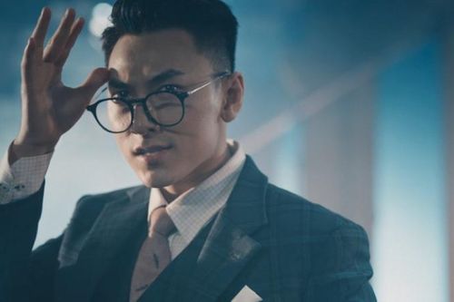 Isaac cực khổ hóa soái ca điệp viên nhưng fan chỉ lo 'cà khịa'... cây súng nước