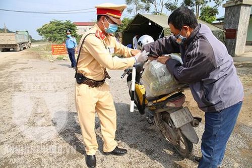 Hình ảnh đẹp của các chiến sĩ công an trong đợt giãn cách xã hội phòng chống Covid-19