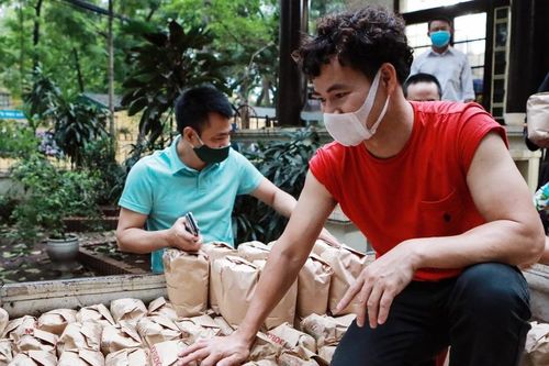 Xuân Bắc, Tự Long gói quà tặng người nghèo