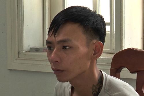 4 thanh niên mang bình xịt hơi cay đi trộm