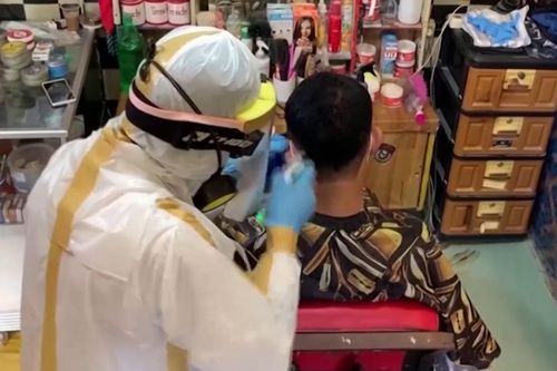 Thợ cắt tóc mặc 'áo giáp' thời Covid-19