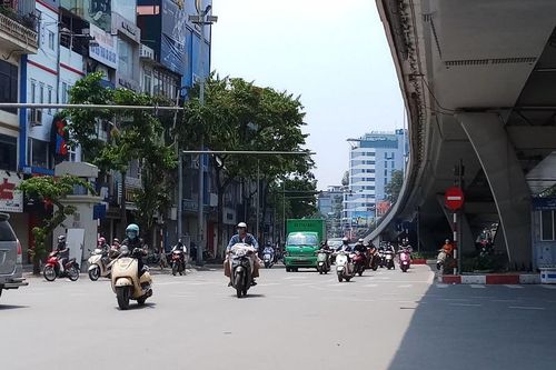 Quận Hai Bà Trưng: Cơ bản chấp hành giãn cách xã hội, song bắt đầu có biểu hiện lơ là