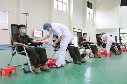 Quảng Ninh: 300 chiến sĩ công an hiến máu tình nguyện
