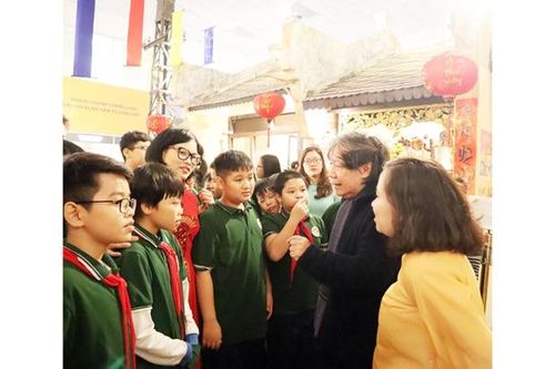 Hoàng thành sâu lắng ngàn xưa...
