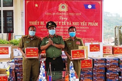 Tặng thiết bị, vật tư y tế và nhu yếu phẩm cho nước bạn Lào