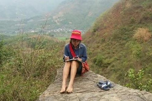 Tặng điện thoại thông minh hỗ trợ học sinh miền núi học trực tuyến